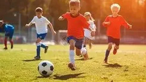 郭晶晶霍启刚低调出行，小吃街漫步如热恋情侣